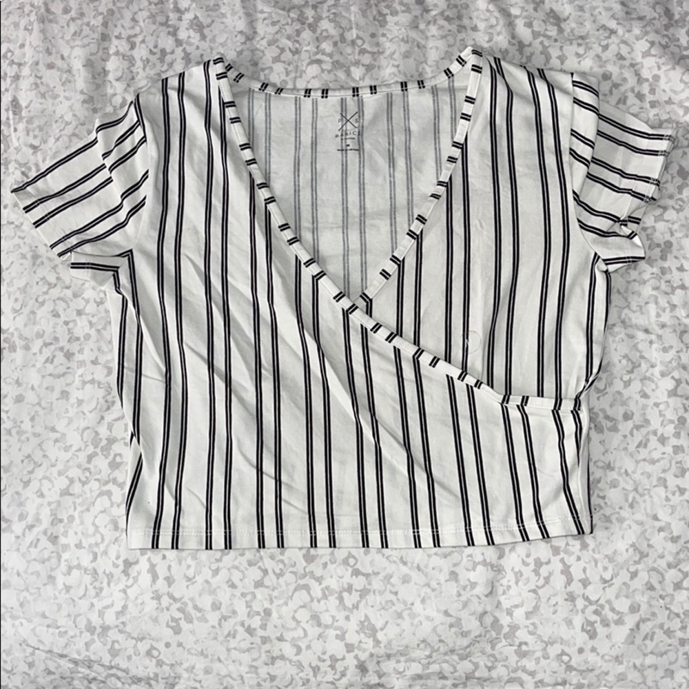 Black and white striped crop top M.